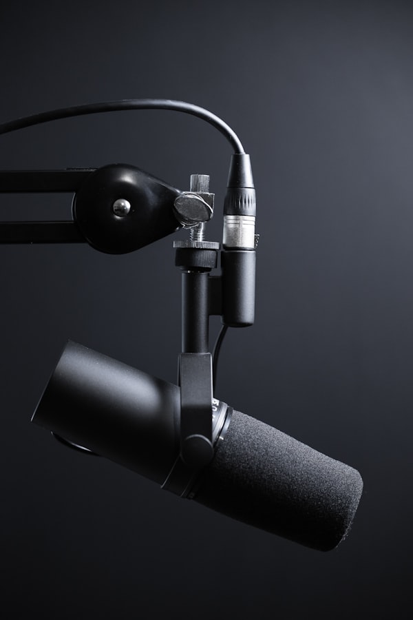Dos micrófonos profesionales de estudio y auriculares listos para la grabación de un podcast